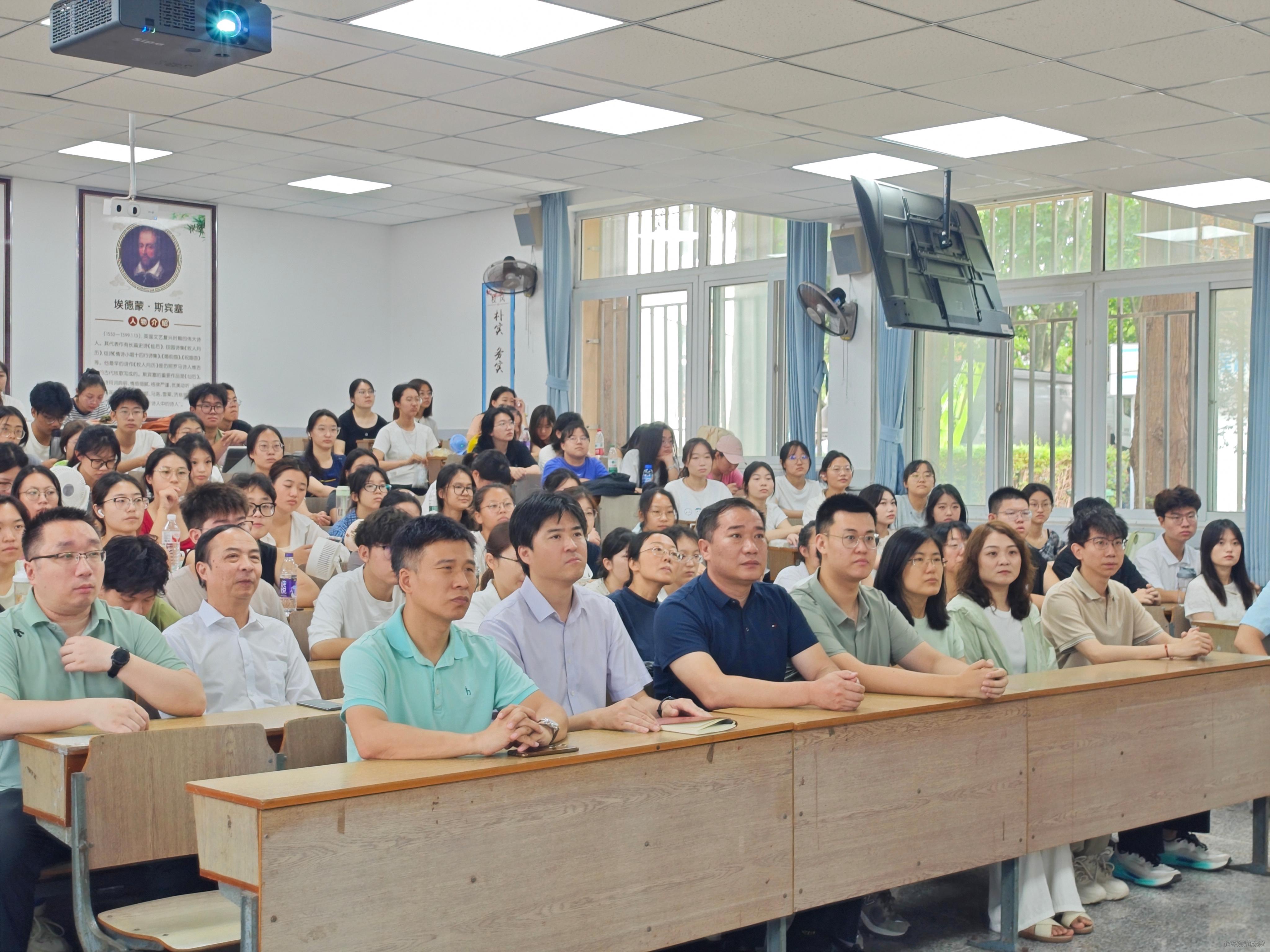 我院组织师生观看纪念中国人民抗日战争暨世界反法西斯战争胜利80周年大会